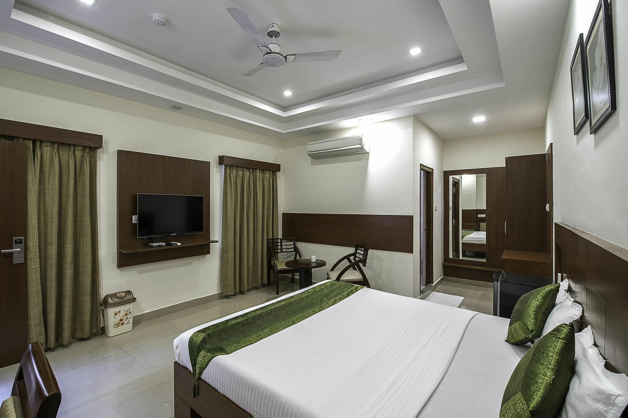 Treebo Trend Hotel Jp Plaza Nampally Hyderabad Exterior photo