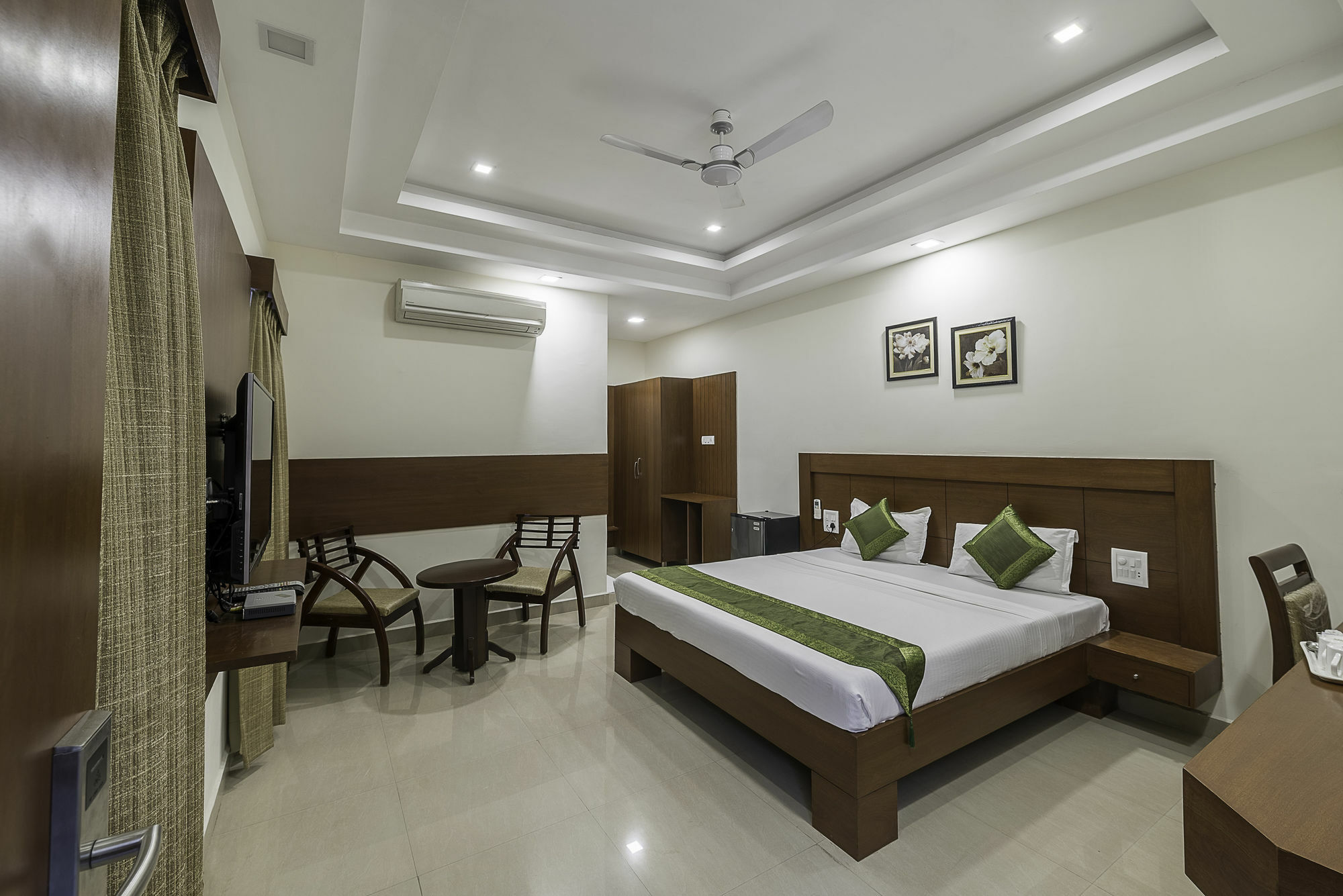 Treebo Trend Hotel Jp Plaza Nampally Hyderabad Exterior photo