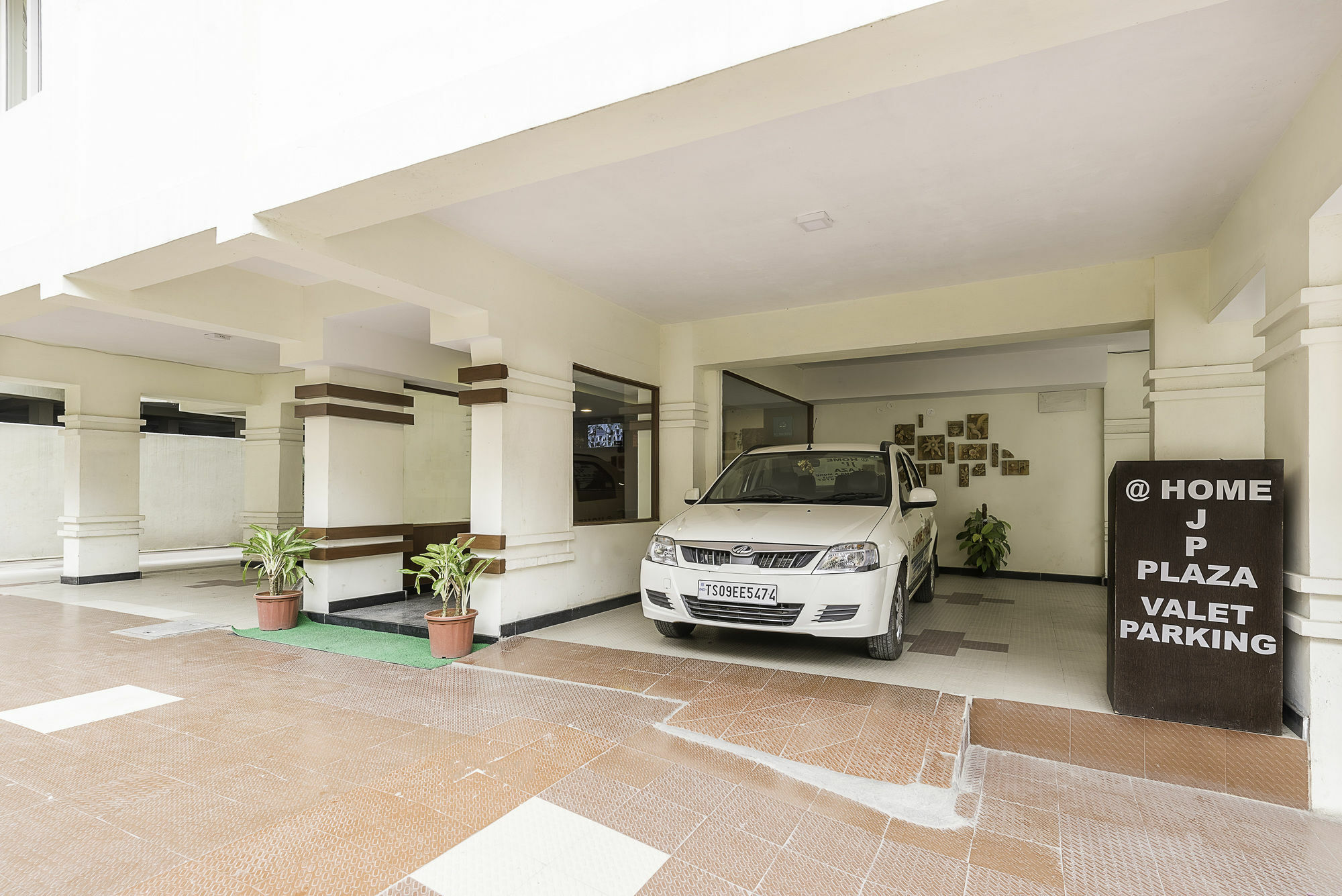 Treebo Trend Hotel Jp Plaza Nampally Hyderabad Exterior photo